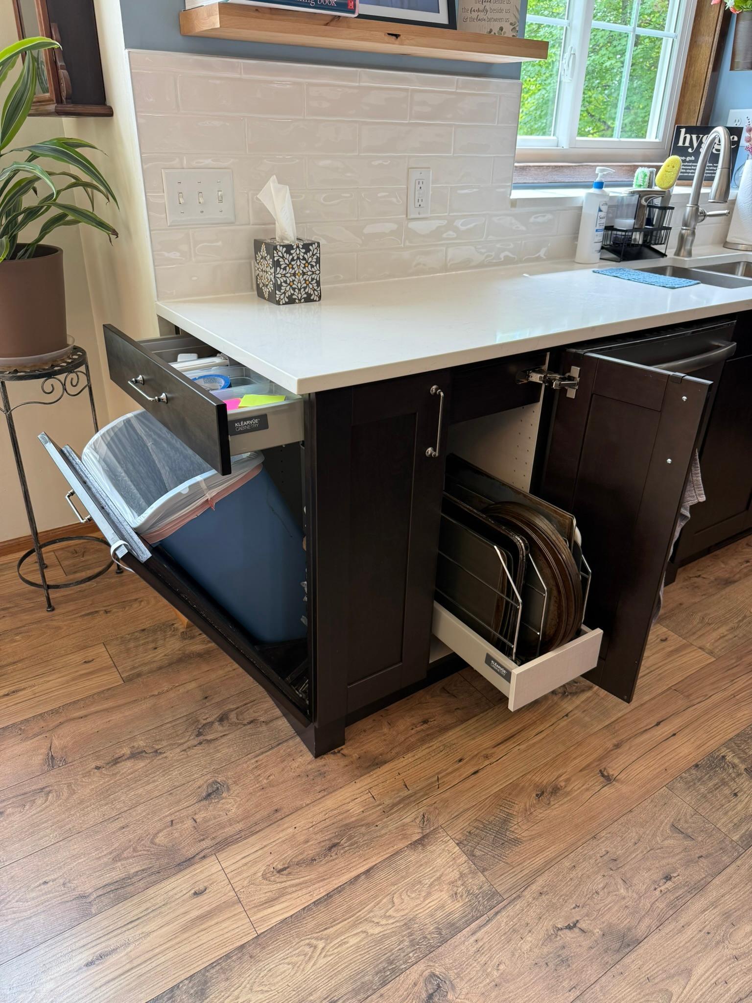 Special convenience cabinets! 19137 Evenston Dr