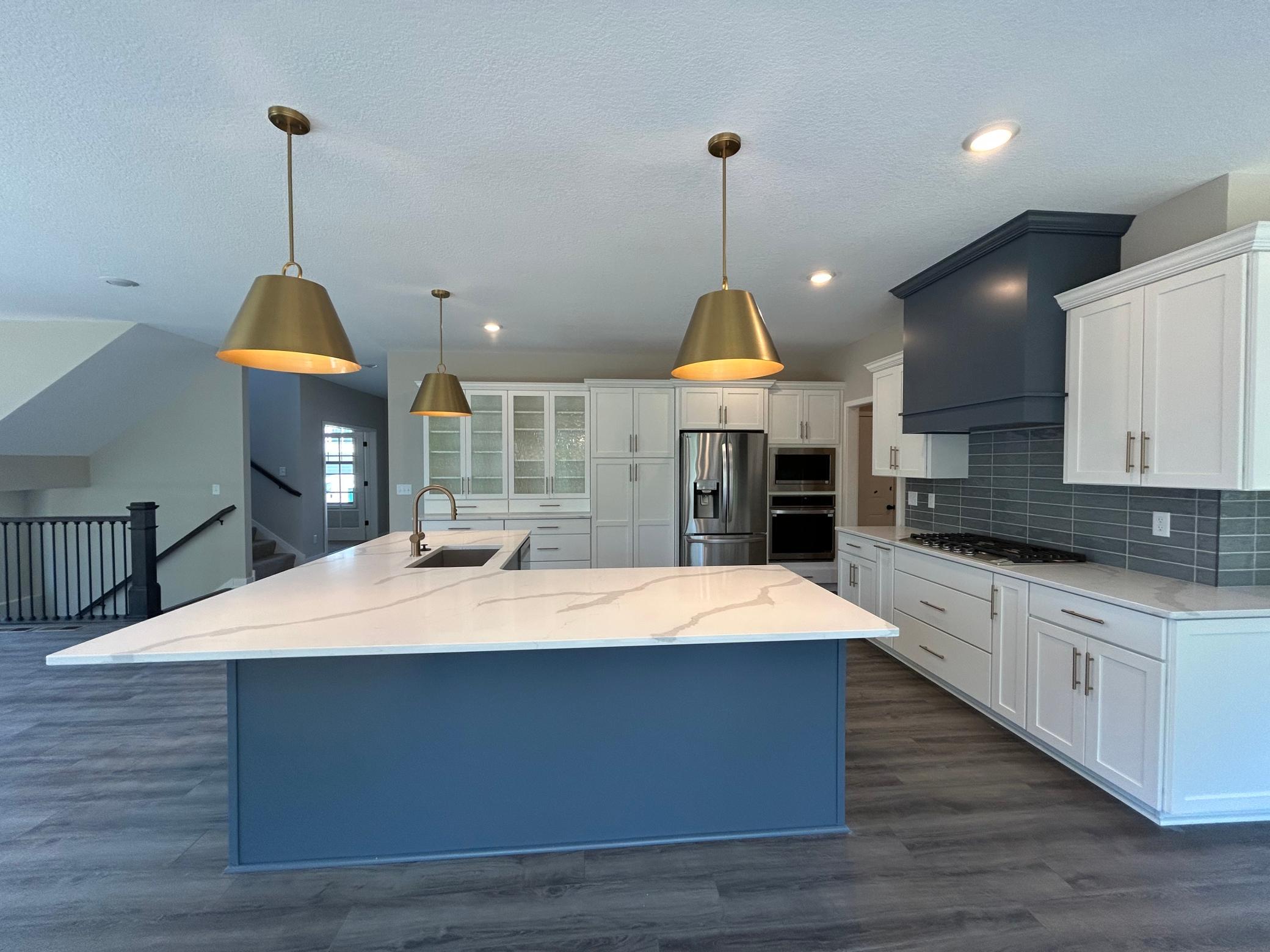 Larger center island with quartz countertop