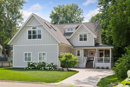 Custom built cottage in the heart of Excelsior!