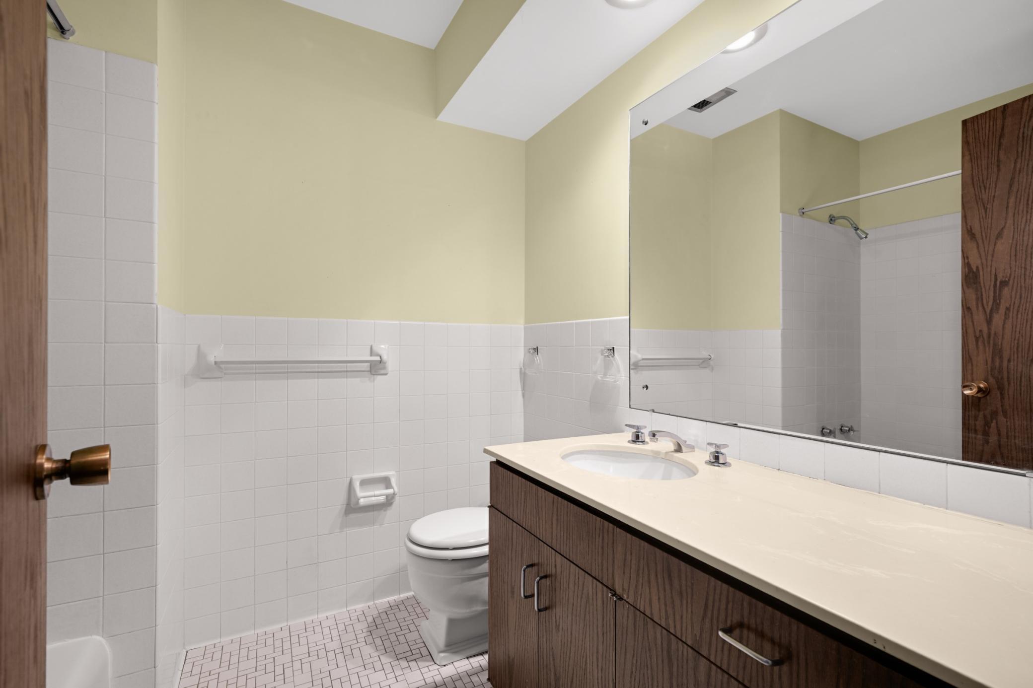 17b Main Bath.jpg