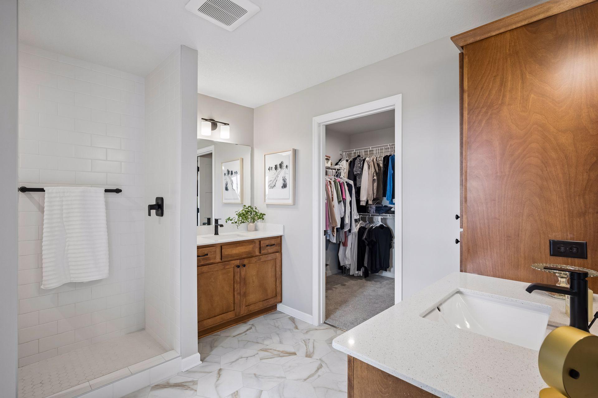Primary 3/4 Bath Ensuite & Walk-in Closet