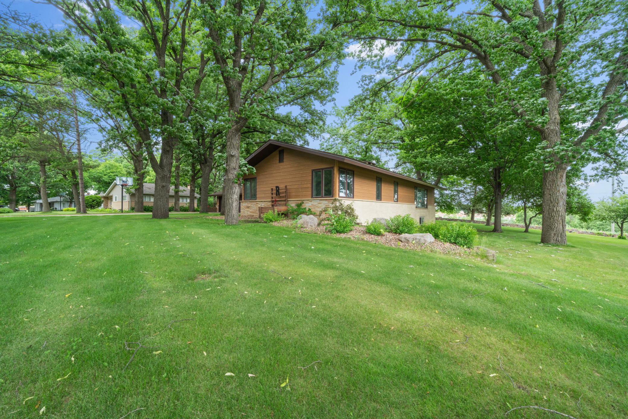 Spacious Yard with many Perennials !.JPG