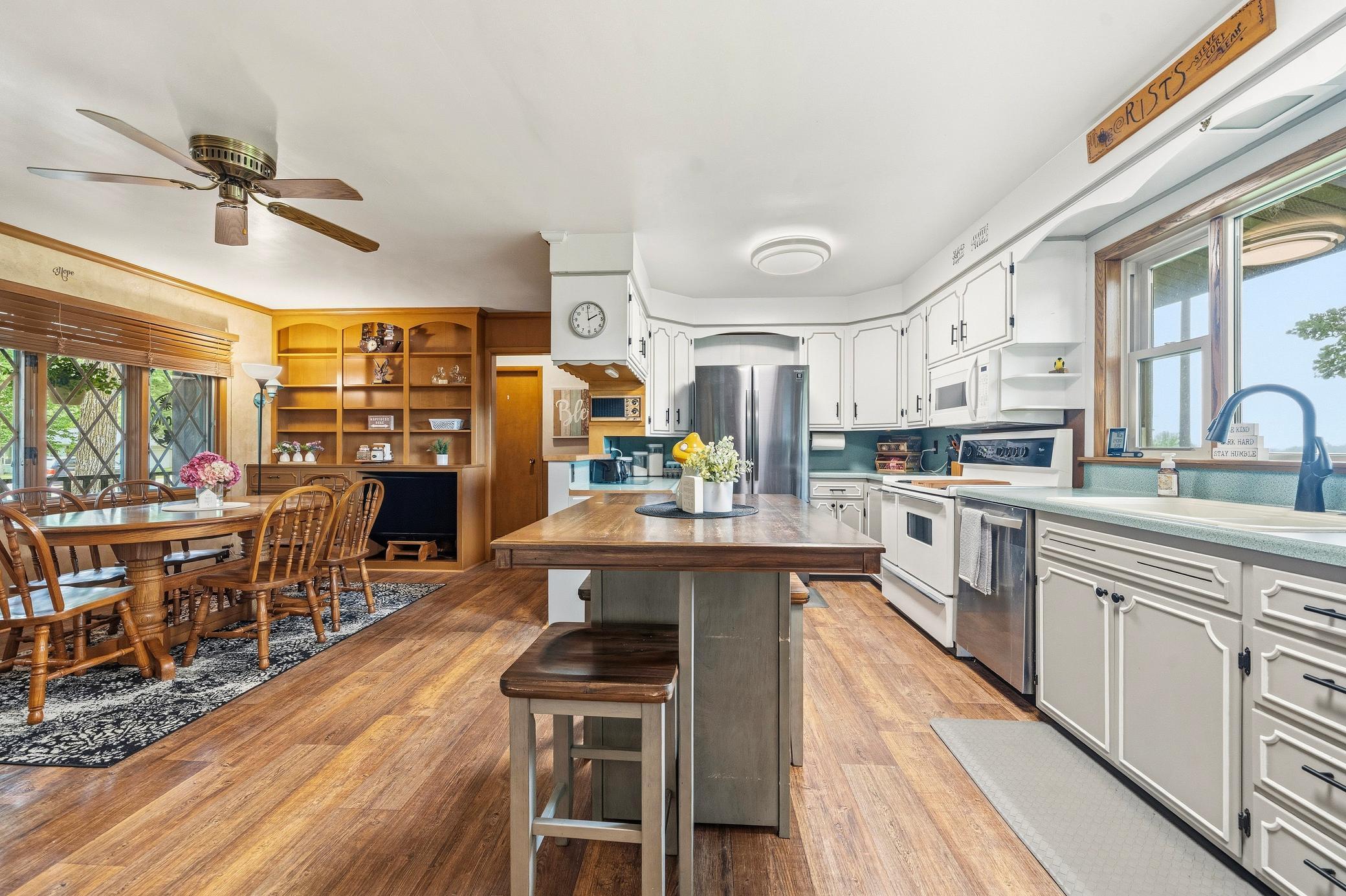 Great home for Entertaning a large group!.JPG