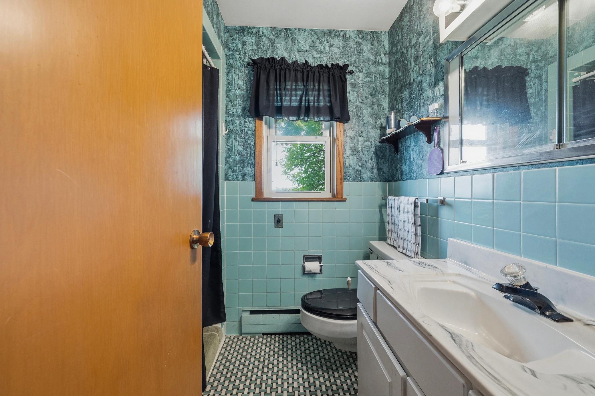 Bathroom on Main with Shower.JPG
