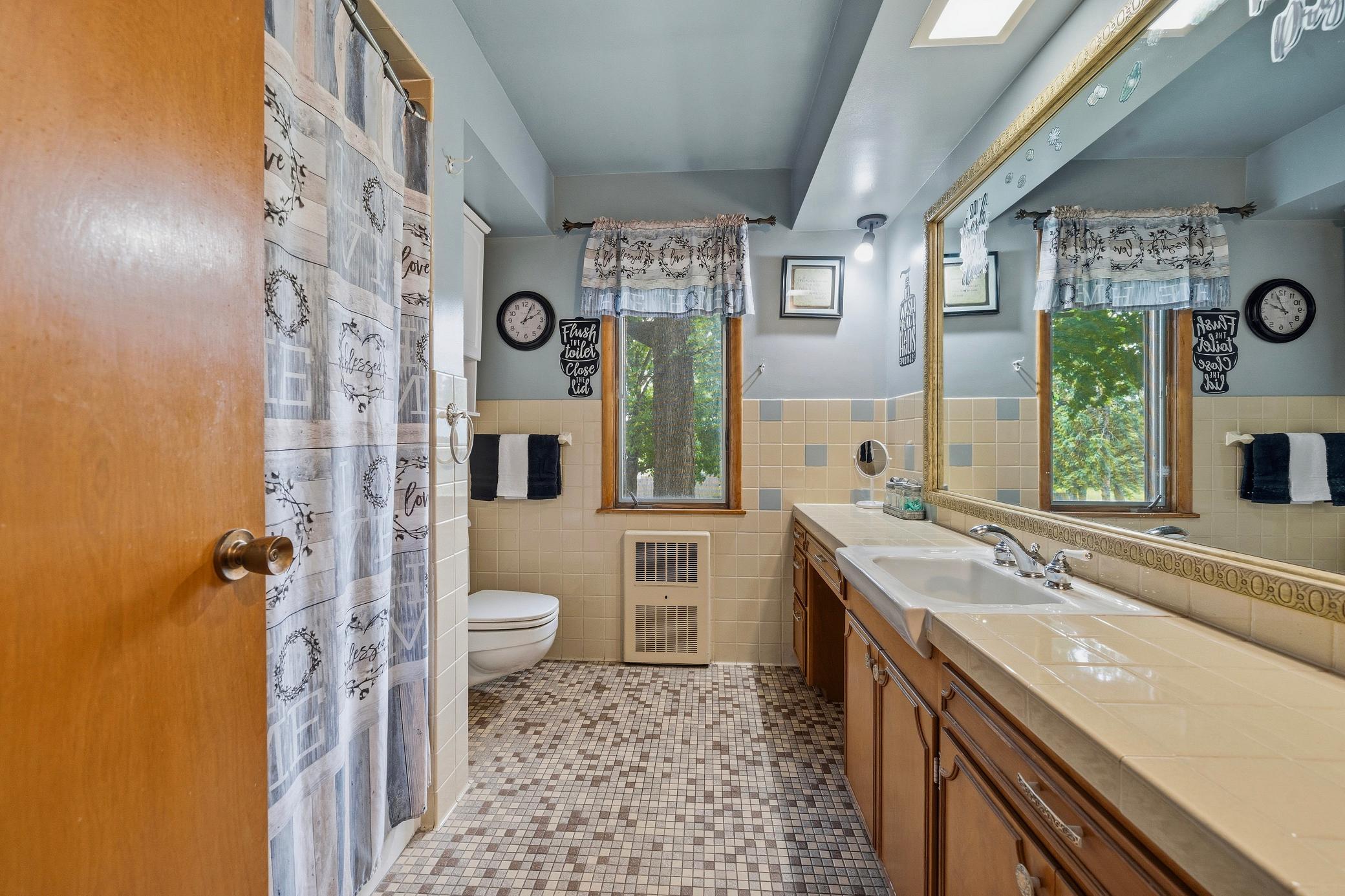 Main Bathroom w: Tub.JPG