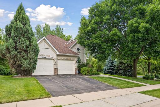 18464 Farmstead Circle, Eden Prairie, MN 55347