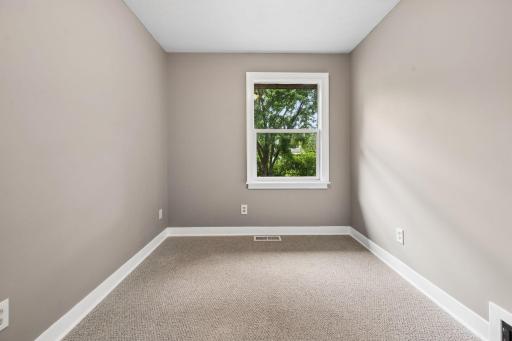 1613 Lyn Curve Avenue N, Minneapolis, MN 55411