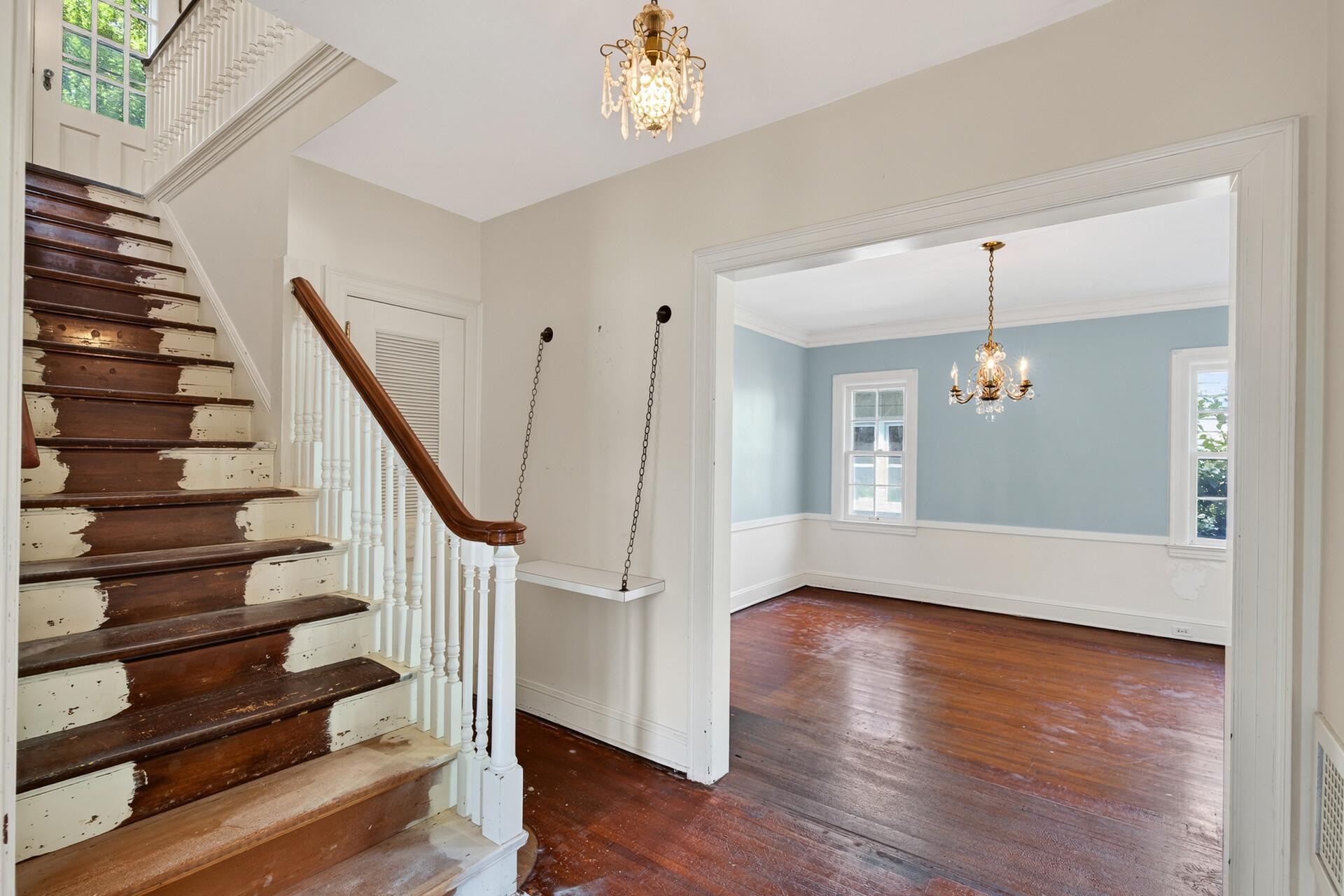 Gracious stair railing