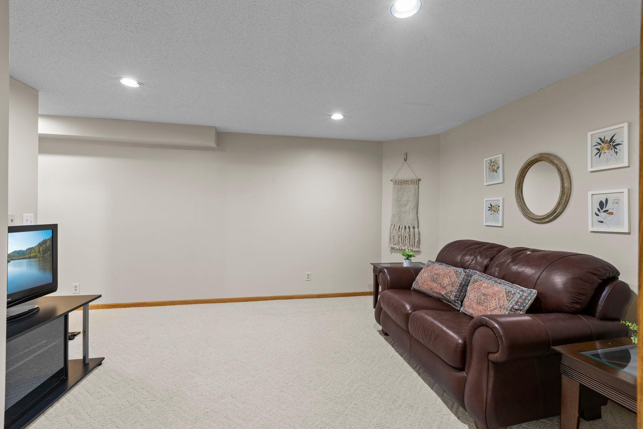 49-web-or-mls-2215 7th Ave S-199.jpg
