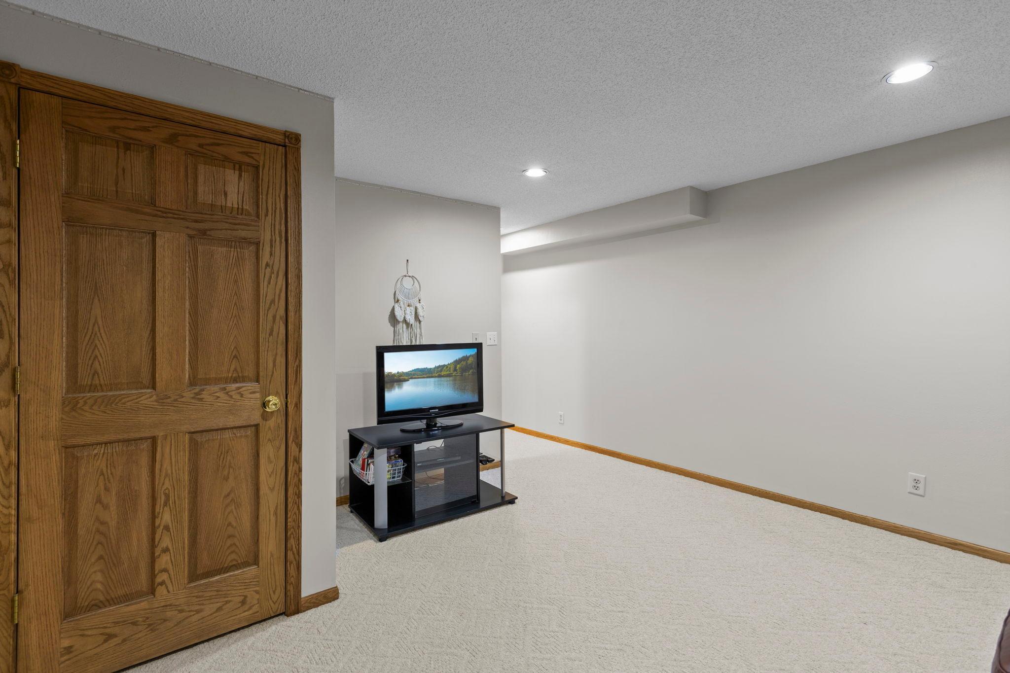 48-web-or-mls-2215 7th Ave S-194.jpg