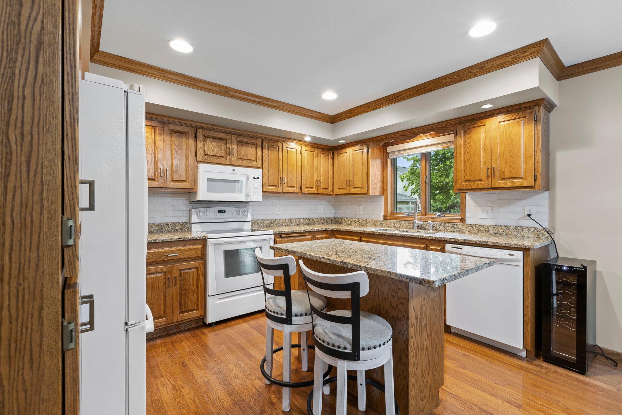 20-web-or-mls-2215 7th Ave S-115.jpg