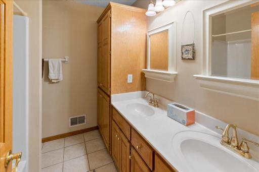 10548 Spyglass Drive, Eden Prairie, MN 55347