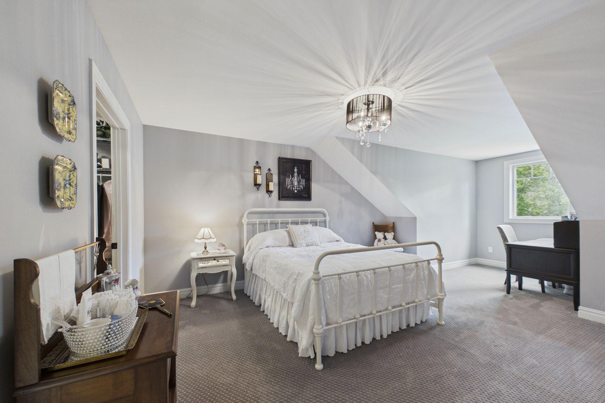Upper bedroom ensuite
