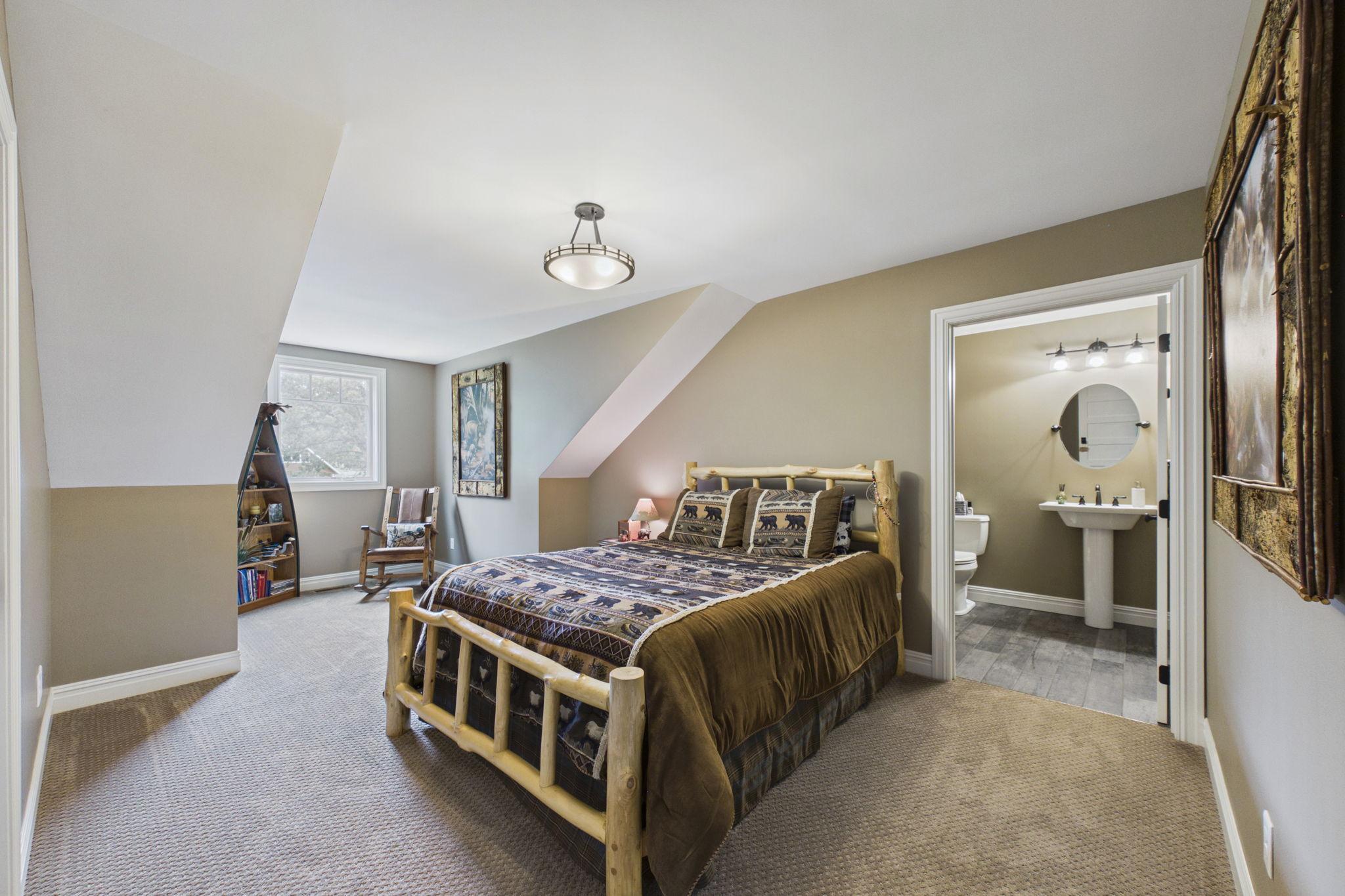 Upper bedroom ensuite