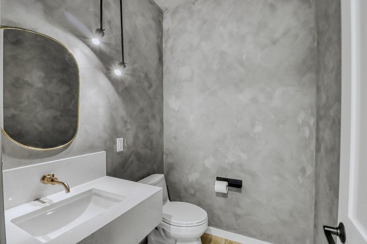Half-bath1_0-1280.JPG