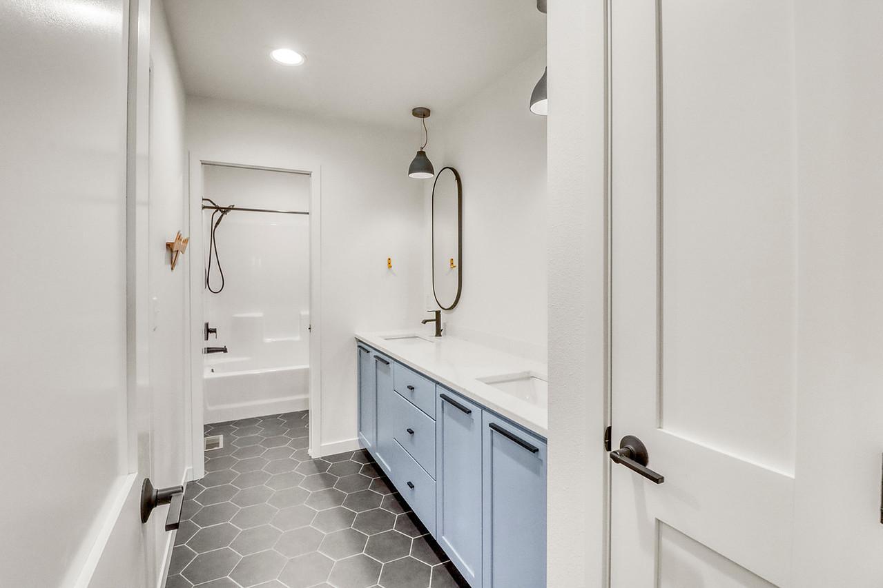 Upstairs Bathroom1_1-1280.JPG