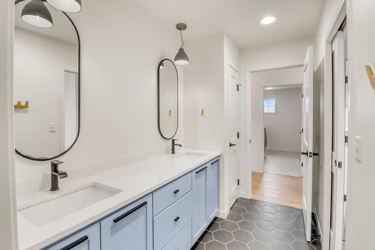 Upstairs Bathroom1_2-1280.JPG