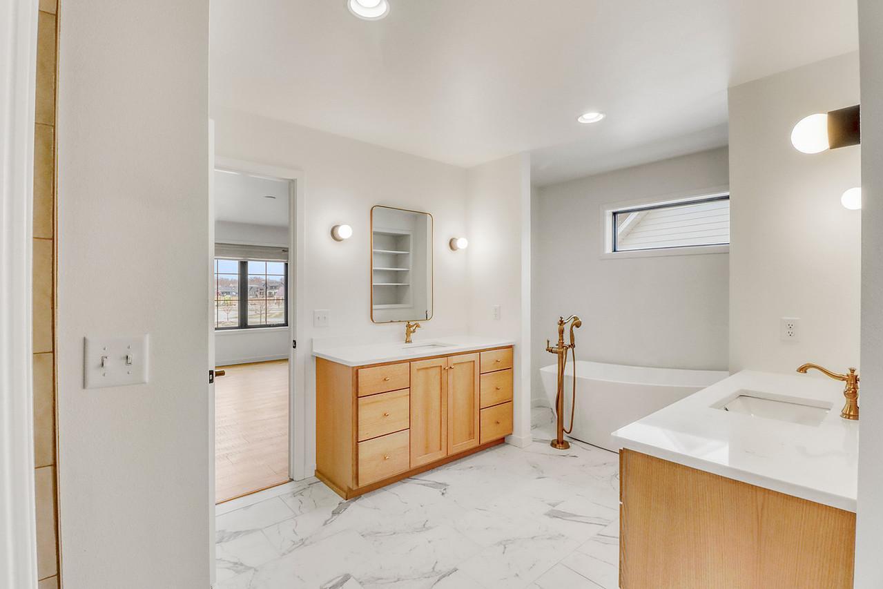 Primary Bathroom1_0-1280.JPG