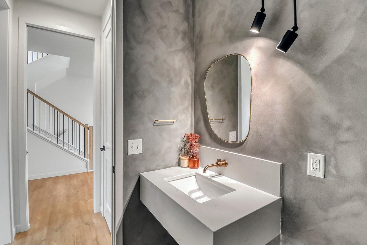 Half-bath1_1-1280.JPG