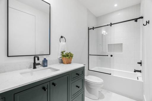 Full bathroom in the en-suite bathrom