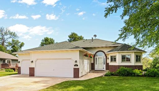 Huge yard that backs up to Castlewood Golf Course!