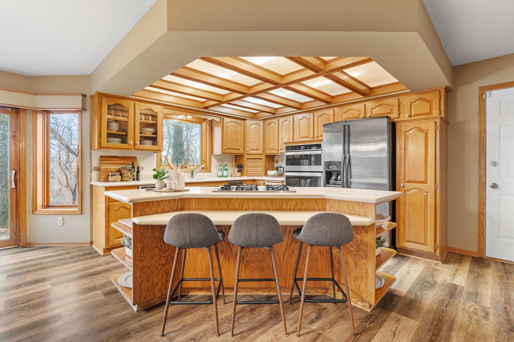 Large island and breakfast bar