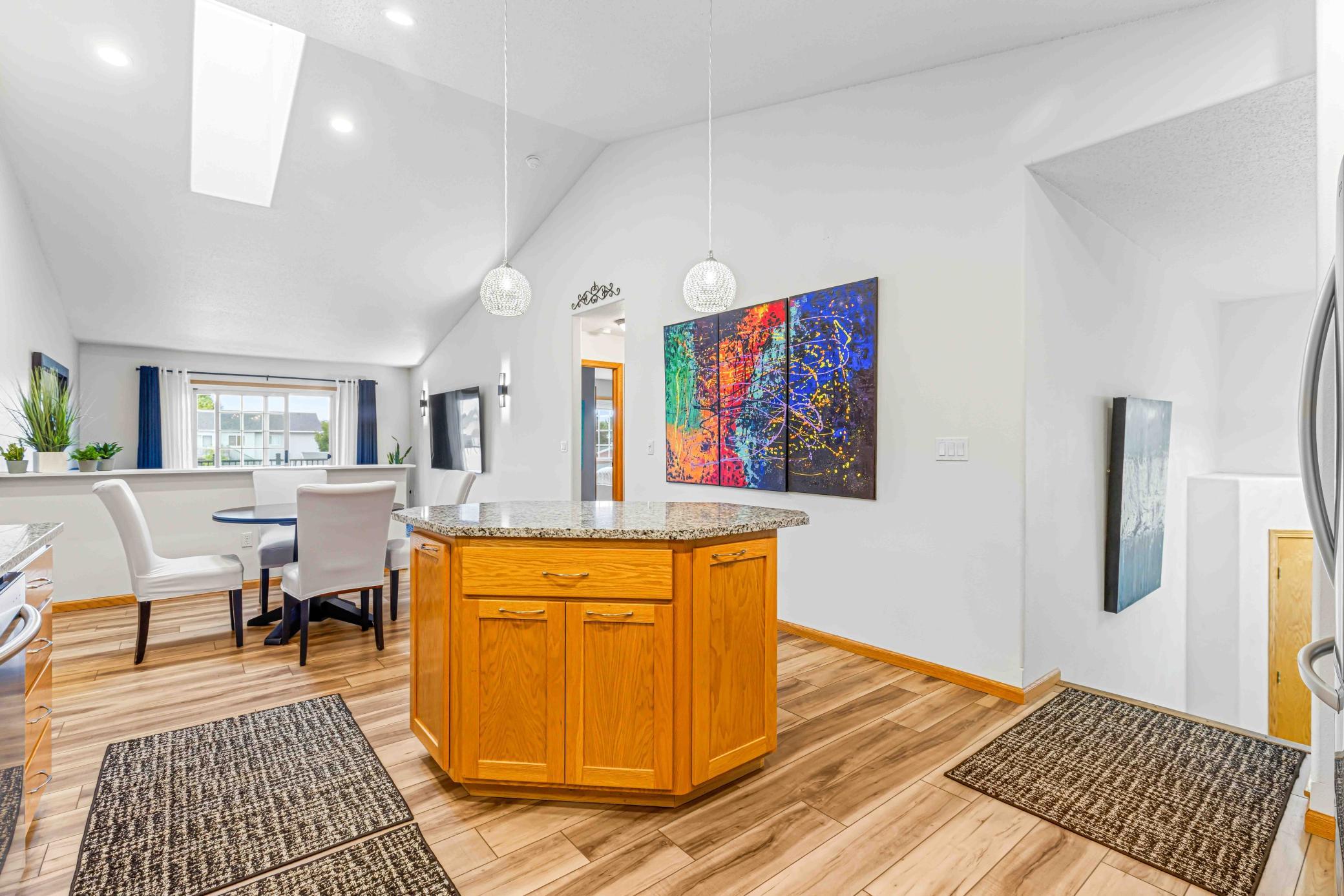 Kitchen & Dining