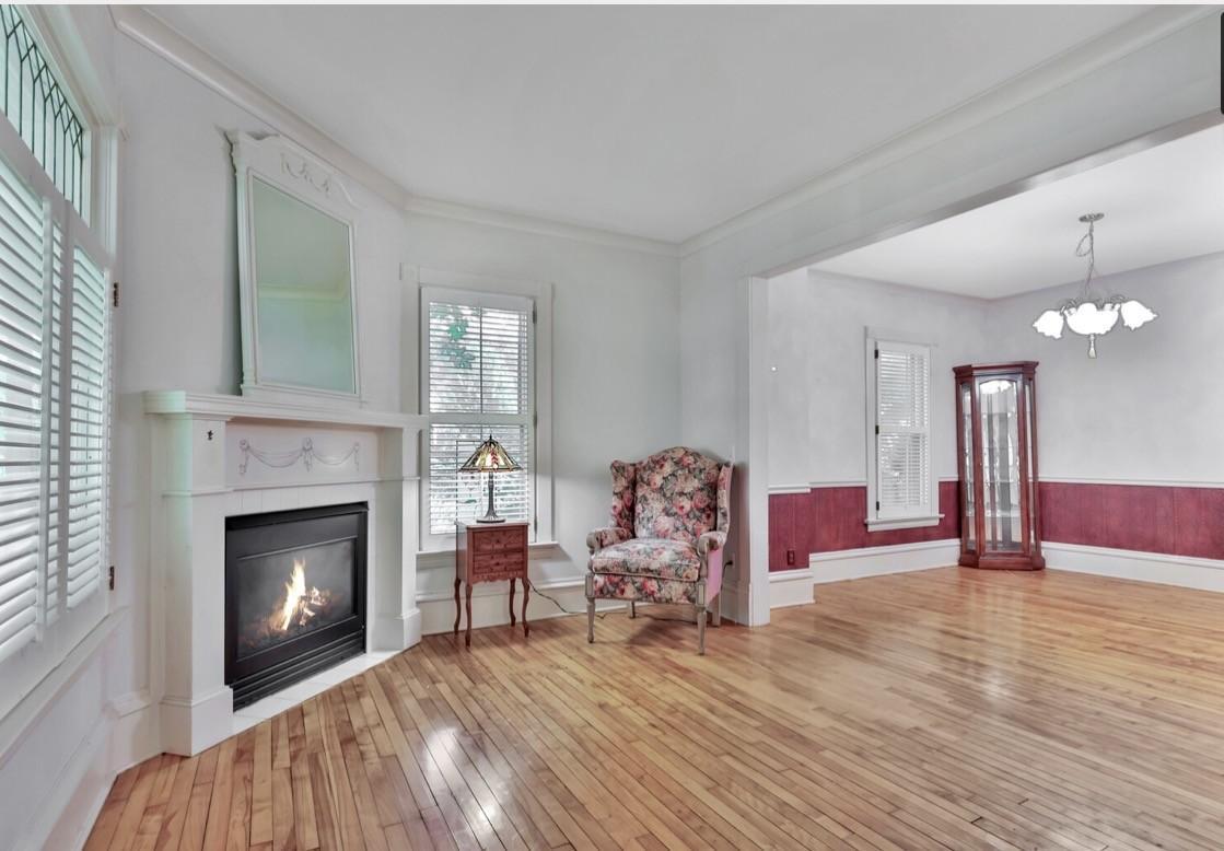 Front sitting room/ dining room