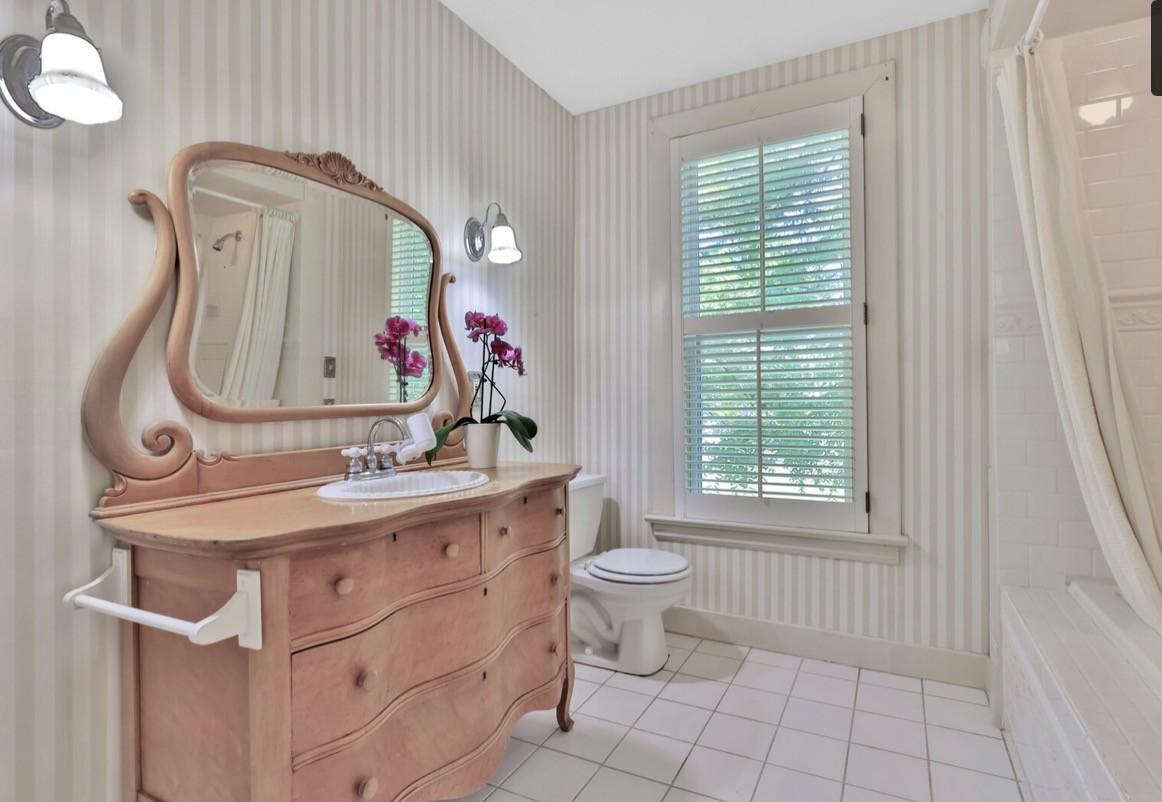 Upper full bath