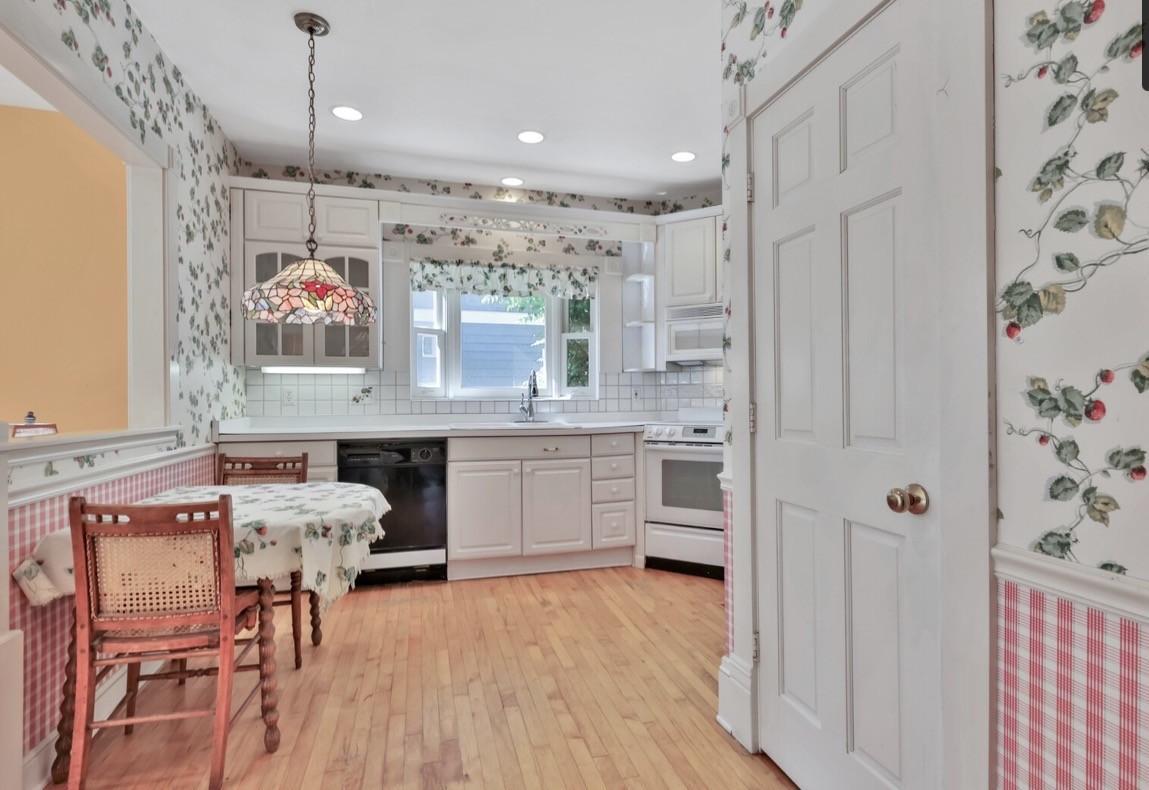 Eat-in Kitchen