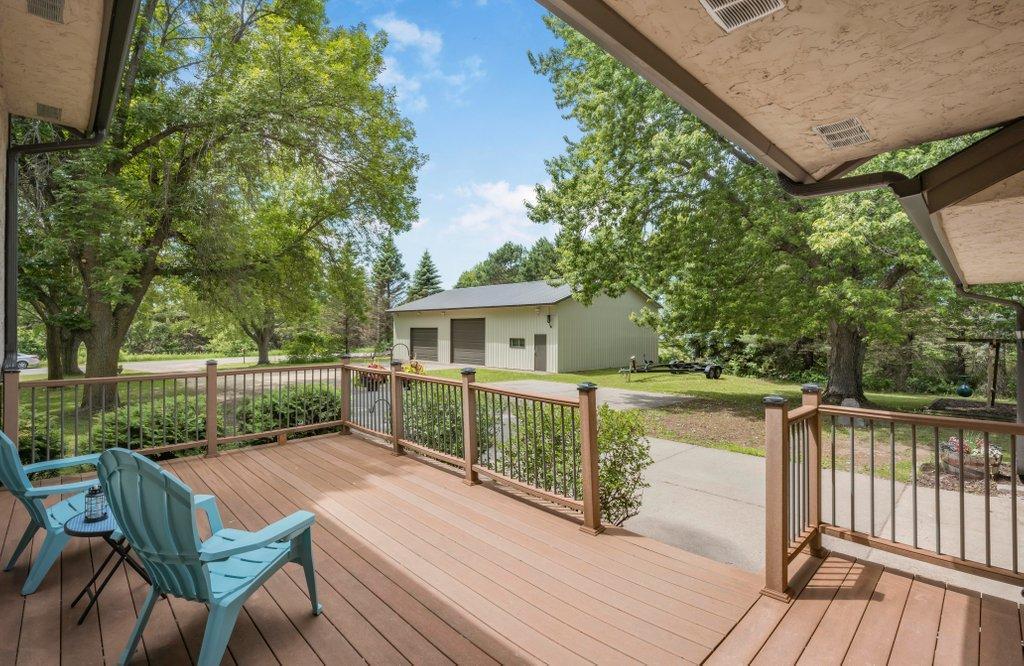 Front deck to welcome your guests and enjoy the sounds of nature,