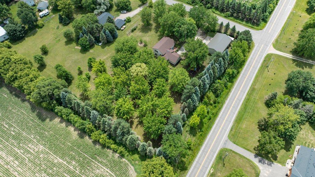 This property is easy to get to and convenient to roadways to the cities or up north.