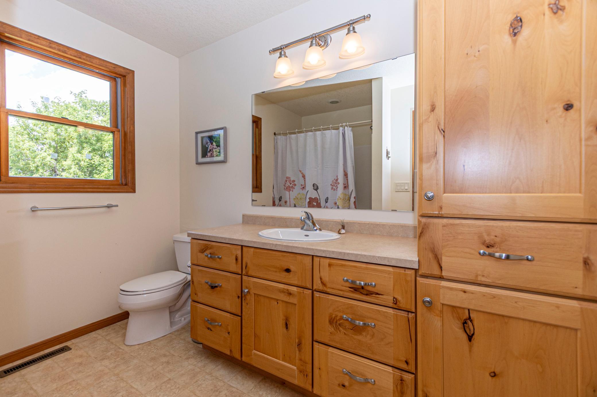 Upper Level Full Bath.jpg