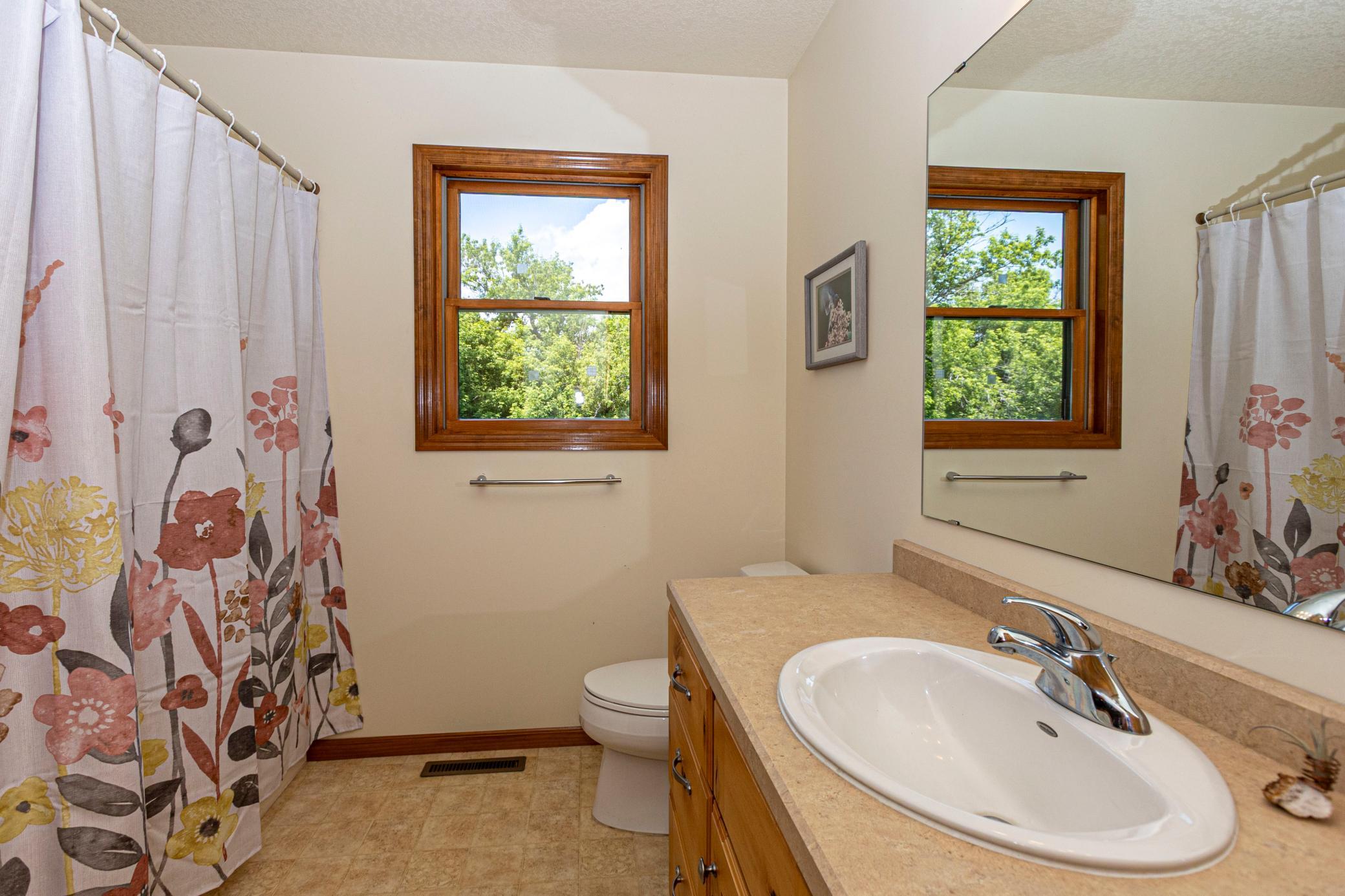 Upper Level Full Bath.jpg