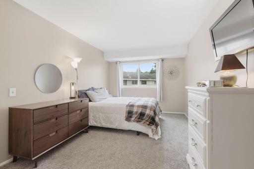 1411 Oak Leaf Lane, Burnsville, MN 55337