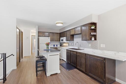 1411 Oak Leaf Lane, Burnsville, MN 55337