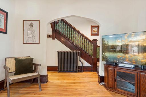 20-web-or-mls-922 Armstrong Ave W-193.jpg