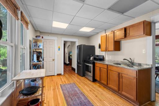 28-web-or-mls-922 Armstrong Ave W-238.jpg