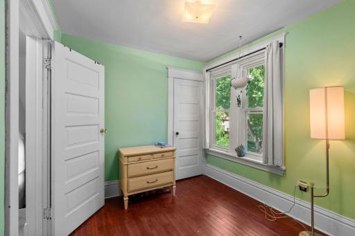 38-web-or-mls-922 Armstrong Ave W-278.jpg