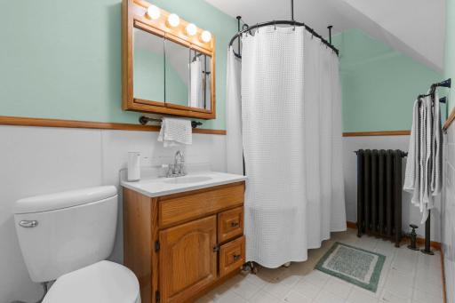 46-web-or-mls-922 Armstrong Ave W-318.jpg