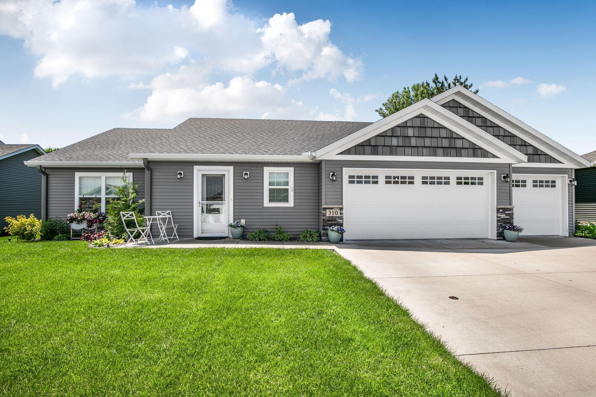 Beautiful curbside, gorgeous lawn.