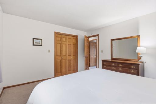 980 Lydia Avenue W, Roseville, MN 55113