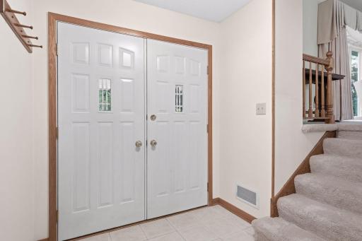 980 Lydia Avenue W, Roseville, MN 55113