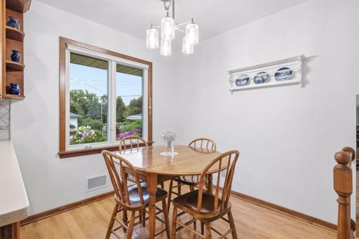 980 Lydia Avenue W, Roseville, MN 55113