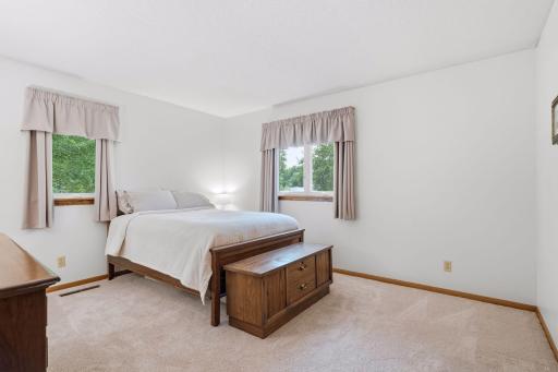 980 Lydia Avenue W, Roseville, MN 55113
