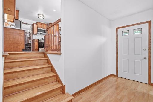 980 Lydia Avenue W, Roseville, MN 55113
