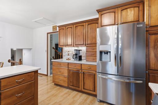 980 Lydia Avenue W, Roseville, MN 55113