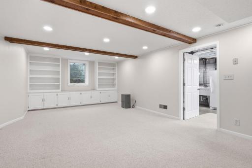 980 Lydia Avenue W, Roseville, MN 55113
