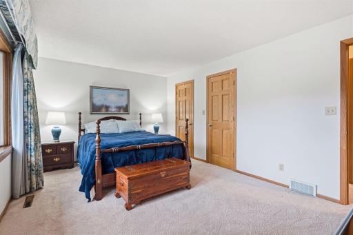 980 Lydia Avenue W, Roseville, MN 55113
