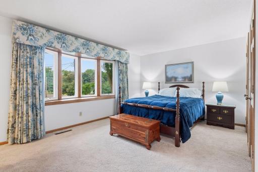 980 Lydia Avenue W, Roseville, MN 55113